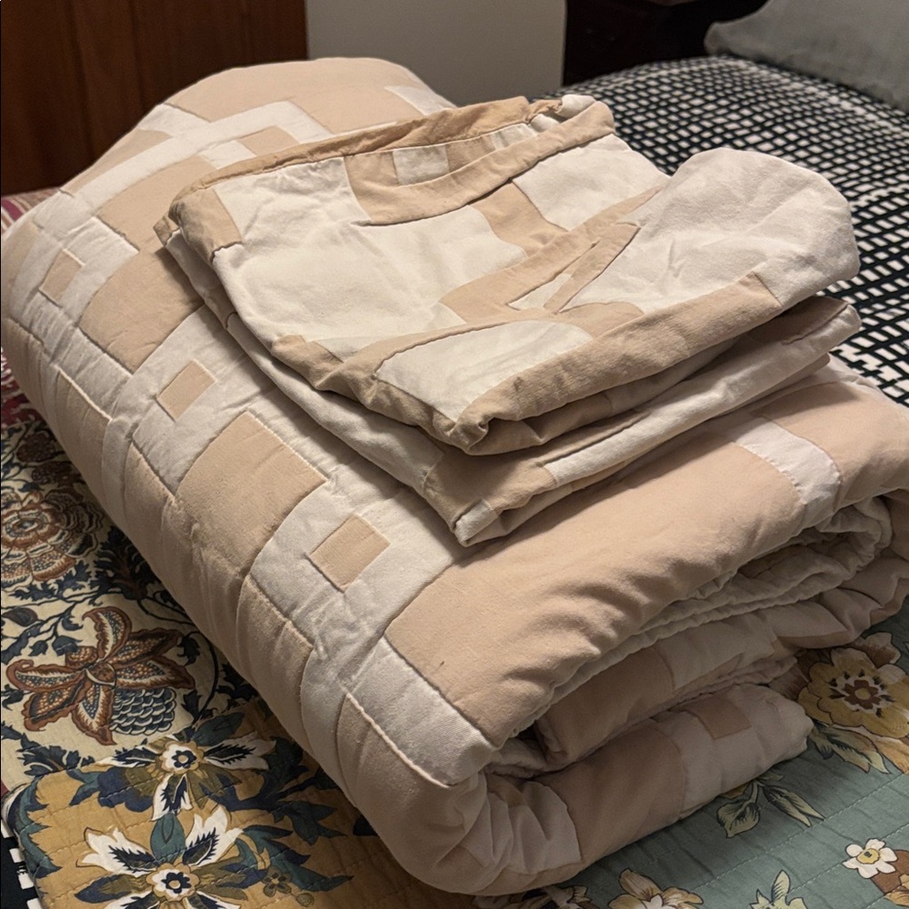 Organic Cotton Cream and Tan Queen/Full Quilt. Includes Two Standard Size Shams.